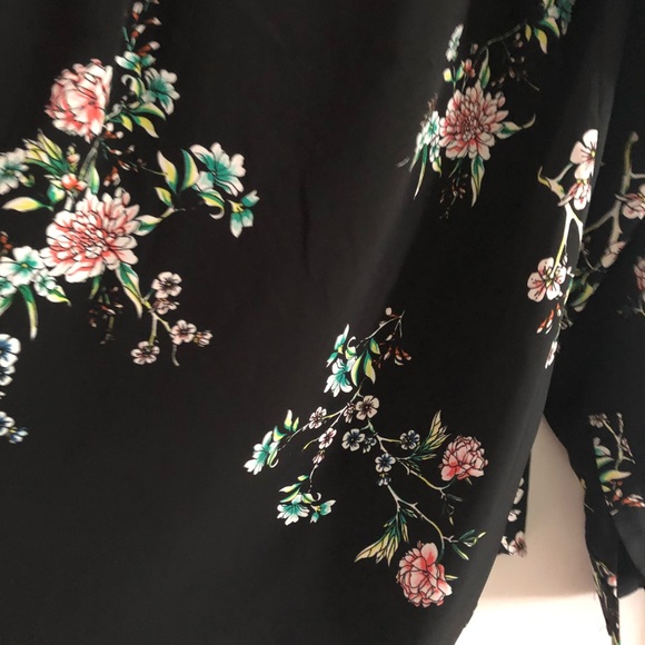 H&M floral pattern blouse, size large - Picture 7 of 7